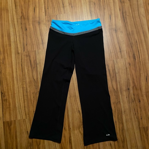 Champion Women’s Yoga Pants Capris Size Medium - Picture 3 of 9